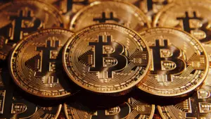 بیت‌کوین روی مرز ۸۰ هزار دلار؛ دو سناریوی صعود تا ۹۰ هزار یا اصلاح ۳۰ درصدی